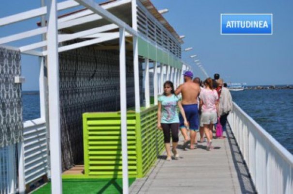 Pasarela din Mamaia care duce în largul mării, ocupată de crâşme